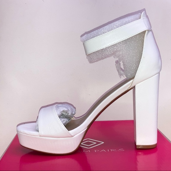 Dream Pairs White Chunky Heels - Picture 2 of 7